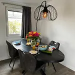 Polderhuisje Chalet: Cozy 2-bedroom Retreat Near North Sea Campsite *