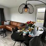 Polderhuisje Chalet: Cozy 2-bedroom Retreat Near North Sea Rockanje