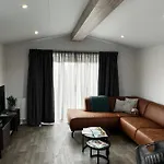 Polderhuisje Chalet: Cozy 2-bedroom Retreat Near North Sea Campsite Rockanje