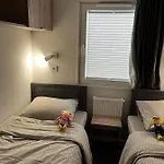 Polderhuisje Chalet: Cozy 2-bedroom Retreat Near North Sea Campsite *