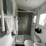 Campsite Polderhuisje Chalet: Cozy 2-bedroom Retreat Near North Sea