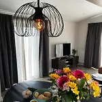 Polderhuisje Chalet: Cozy 2-bedroom Retreat Near North Sea Campsite Rockanje