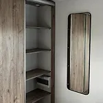 Polderhuisje Chalet: Cozy 2-bedroom Retreat Near North Sea *