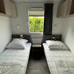 Polderhuisje Chalet: Cozy 2-bedroom Retreat Near North Sea Campsite Rockanje