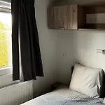 Polderhuisje Chalet: Cozy 2-bedroom Retreat Near North Sea Campsite Rockanje