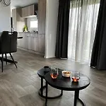 Polderhuisje Chalet: Cozy 2-bedroom Retreat Near North Sea *