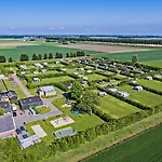 Polderhuisje Chalet: Cozy 2-bedroom Retreat Near North Sea Campsite