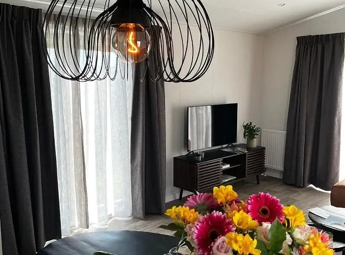 Polderhuisje 1 - Heerlijk Chalet Dichtbij Strand En Duin - 2 Slaapkamers - Midicamping Van Der Burgh - Rockanje Camping Rockanje