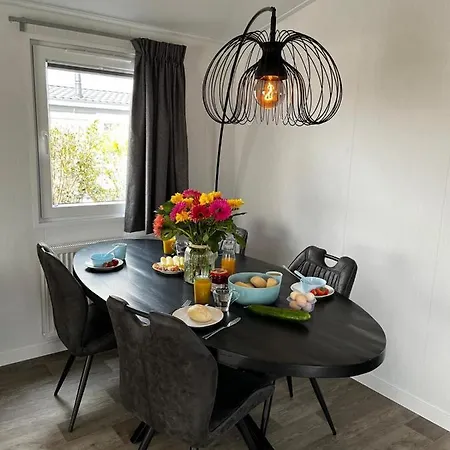 Polderhuisje Chalet: Cozy 2-bedroom Retreat Near North Sea Campsite *