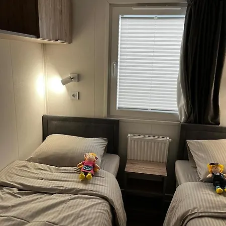 Polderhuisje Chalet: Cozy 2-bedroom Retreat Near North Sea Campsite *