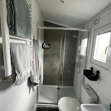 Campsite Polderhuisje Chalet: Cozy 2-bedroom Retreat Near North Sea