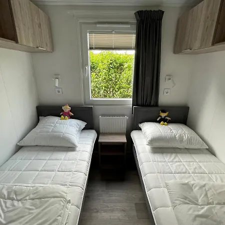 Polderhuisje Chalet: Cozy 2-bedroom Retreat Near North Sea Campsite Rockanje