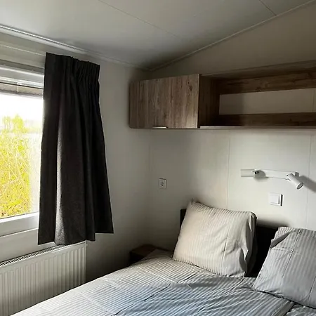 Campsite Polderhuisje Chalet: Cozy 2-bedroom Retreat Near North Sea