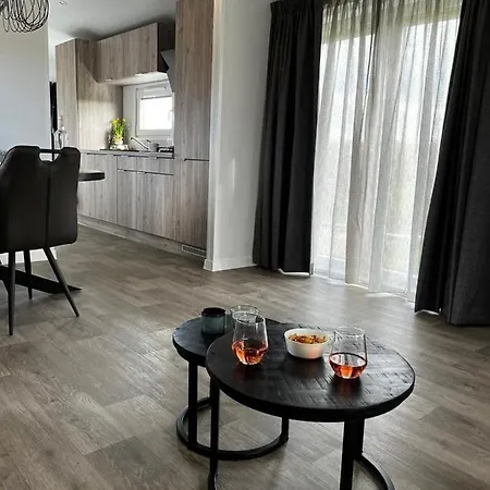 Polderhuisje Chalet: Cozy 2-bedroom Retreat Near North Sea *