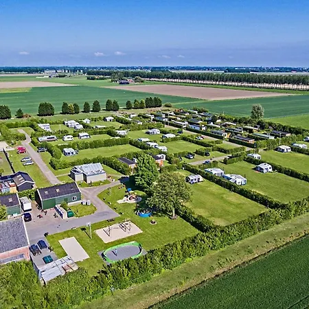 Polderhuisje Chalet: Cozy 2-bedroom Retreat Near North Sea Campsite
